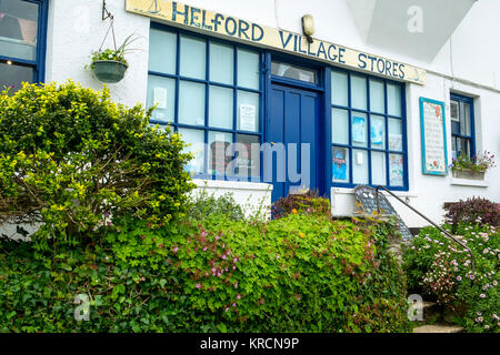 Villaggio Helford memorizza in vecchio stile villaggio Helford sull'Estuario Helford in rural Cornwall, Regno Unito. Foto Stock