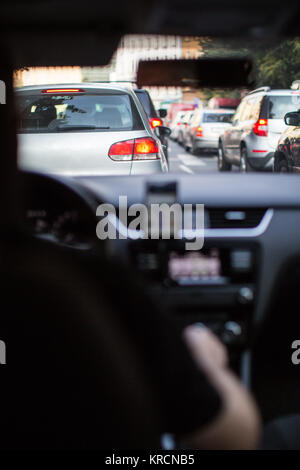 Inceppamento di traffico in una città con fila di vetture su strada durante le ore di punta Foto Stock