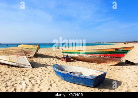 Barche di pescatori locali sulla spiaggia di Santa Maria, Isola di Sal, Salina, Capo Verde, Africa Foto Stock