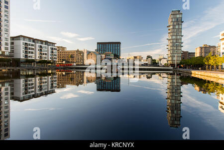 Dublino, Irlanda - 18 Settembre 2016: Appartamento edifici, i blocchi degli uffici e magazzini sono riflesse nella Grand Union Dock in Dublino è ristrutturato Foto Stock