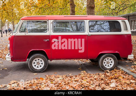 London, Regno Unito - 29 Ottobre 2017: Volkswagen Tipo 2 o T2 rosso van sta parcheggiato nella città di autunno Foto Stock