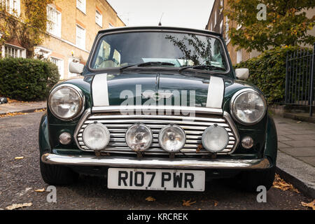 London, Regno Unito - 30 Ottobre 2017: Mini Mark VII sorge sul ciglio della strada nella città di Londra. Questa è la versione finale del modello prodotto dalla BRI Foto Stock