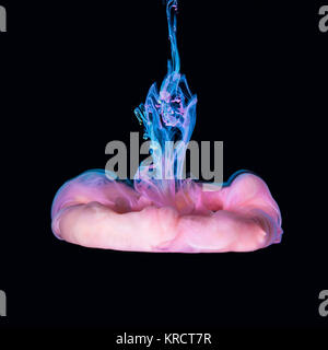 Gli inchiostri colorati in acqua su sfondo nero Foto Stock