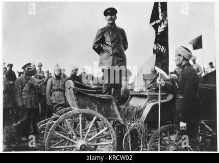 MIKHAIL IVANOVICH KALININ politico russo presentando un banner di un esercito rosso reggimento nel 1920 Data: 1875 - 1946 Foto Stock