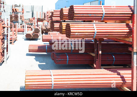 Tubi in acciaio mazzetto sul rack del magazzino Foto Stock