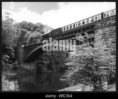 Un treno sulla ferrovia a vapore della Severn Valley attraversa il Victoria Bridge, vicino ad Arley, Worcestershire, Inghilterra. Foto Stock