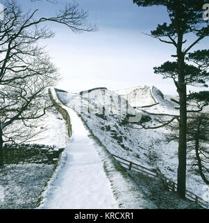 Vallo di Adriano, Northumbria, Inghilterra, costruito dai Romani, intorno al 121 d.C. Vista ovest, da Housetead's Crag, verso Cuddy's Crags. Sembra piuttosto cupo, coperto di neve invernale. Foto Stock