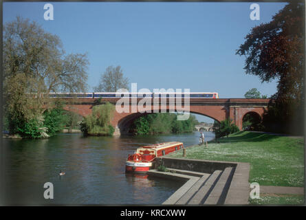 Il ponte ferroviario in mattoni di Brunel a Maidenhead, Berkshire, Inghilterra, che ha gli archi più ampi e piatti del mondo. Foto Stock