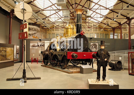 Una mostra incentrata su Isambard Kingdom Brunel al Swindon Steam Railway Museum. Dietro il modello di Brunel si trova la North Star, una locomotiva. Foto Stock