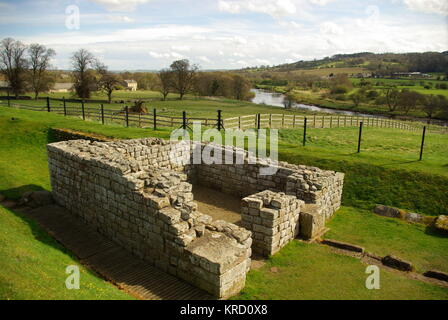 Forte romano di Chesters e Bath House, Vallo di Adriano, Northumberland. Il forte fu costruito per proteggere il ponte che portava il muro sul fiume Tyne -- vi vivevano 600 soldati di cavalleria. Foto Stock