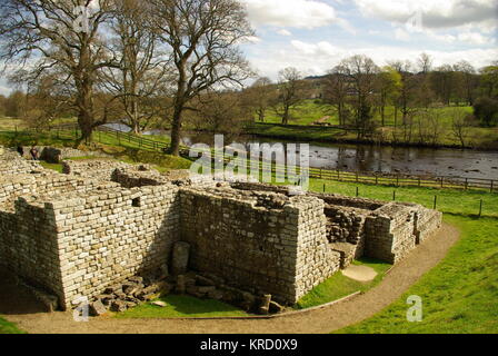 Forte romano di Chesters e Bath House, Vallo di Adriano, Northumberland. Il forte fu costruito per proteggere il ponte che portava il muro sul fiume Tyne -- vi vivevano 600 soldati di cavalleria. Foto Stock