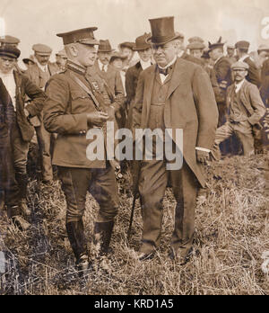 Signore Haldane (Richard Burdon Sanderson Haldane, primo Visconte Haldane) e di Sir John francese (Maresciallo di Campo John Denton Pinkstone francese, 1° Conte di Ypres) durante le grandi manovre del primo e del secondo divisioni del Aldershot Comando nella valle del Tamigi. Nel 1905 Haldane fu nominato Segretario di Stato per la guerra e il francese era Ispettorato generale dell'esercito dal 1907 fino al 1912. Data: circa 1912 Foto Stock