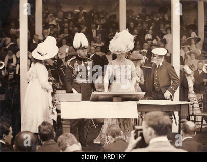 Re Giorgio V e la regina Mary posa la prima pietra per la Biblioteca Nazionale a Aberystwyth, Galles. Il Principe di Galles (più tardi Edward VIII) e la Principessa Maria sono inoltre presenti. Data: 1911 Foto Stock