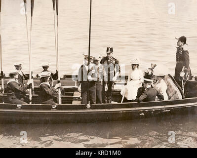 Re Giorgio V, Queen Mary, il Principe del Galles (più tardi Edward VIII) e la Principessa Maria lo sbarco in Irlanda dal Royal Yacht durante una visita reale. Data: 1911 Foto Stock