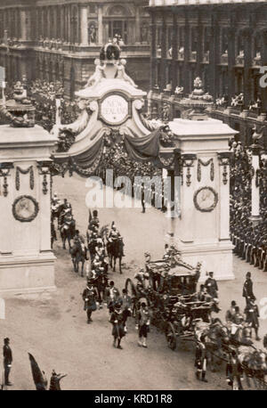 Processione di incoronazione a Whitehall, Londra Foto Stock