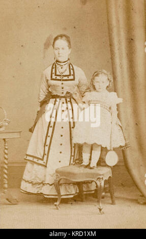 Ragazza vittoriana con la sua bambina (famiglia Polhill-Turner) Foto Stock