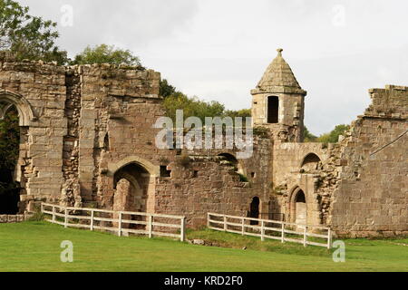 Vista ravvicinata delle rovine del castello di Spofforth, vicino ad Harrogate nel North Yorkshire, una casa padronale fortificata originariamente appartenente alla famiglia Percy, risalente principalmente al XIV e XV secolo. Foto Stock