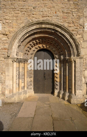 Una porta riccamente scolpita ai piedi della torre della chiesa sassone di San Giovanni Evangelista, Carlton a Lindrick, Nottinghamshire. La chiesa è menzionata nel Domesday Book. Foto Stock