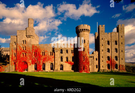 Vista del Castello di Penrhyn, vicino a Bangor, Gwynedd, Galles del Nord, con edera rossa brillante che cresce sulle pareti. Foto Stock