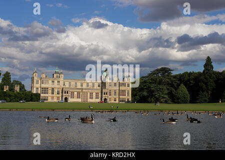 Audley End House, vicino a Saffron Walden, Essex. Fu costruita tra il 1603 e il 1616 sul sito dell'ex abbazia benedettina di Walden. Foto Stock