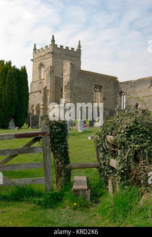 Le rovine della chiesa di Santa Maria, Colston Bassett, Nottinghamshire, viste attraverso il sagrato. Foto Stock