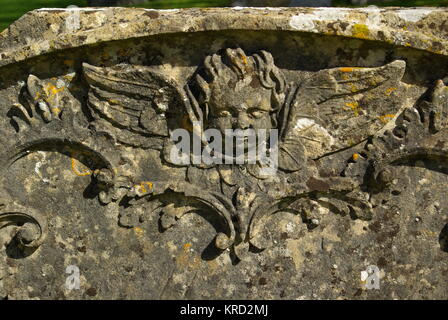 Tombstone particolare nel cimitero della chiesa di St Mary, nel villaggio di Bibury, Cotswolds, Gloucestershire. Foto Stock