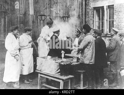 A buon mercato cene su vela in corrispondenza di un alimento in stallo al di fuori della stazione Kievsky a Mosca. Data: 1919 Foto Stock