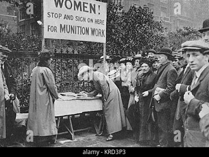 Le donne la firma per il lavoro nelle fabbriche di munizioni durante la Prima Guerra Mondiale. Data: 1914-18 Foto Stock