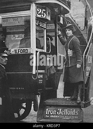 Una ragazza conduttore bus nella sua uniforme blu, con soffietti e girato fino hat, suona il campanello al n. 25 route che viaggia da Marble Arch, in centro a Londra di Ilford sulla periferia della parte Est di Londra. Donne riempito un numero dei tradizionali ruoli maschili, compresi i posti di lavoro nel settore dei trasporti pubblici, durante la Prima guerra mondiale come gli uomini uniti fino a combattere. Data: 1914-1918 Foto Stock