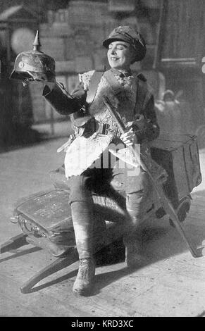 Tilley Vesta (1864-1952), nato Matilda Alice Powles, successivamente Lady de Frece, music hall attrice la cui specialità era maschile impersonations. Durante la Prima Guerra Mondiale, ha guadagnato il soprannome di "Gran Bretagna il miglior agente di reclutamento,' con un numero di guerra patriottica canzoni ha suonato in vari spettacoli e cabaret. Ella è raffigurato nel ruolo di Tommy home dalla parte anteriore al London Coliseum dove ha deliziato il pubblico con il brano "sei giorni a casa in congedo.' Il Tatler scritto di lei, 'Miss Tilley è senza dubbio il miglior interprete maschile " sale " hanno mai visto, ed è un grande favorito pratico Foto Stock