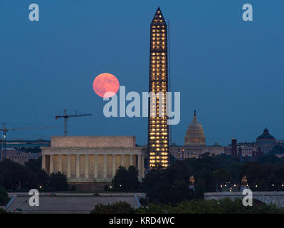 Una luna piena, noto come Harvest Moon, sorge su Washington, Giovedì, Settembre 19, 2013, a Washington. Photo credit: (NASA/Bill Ingalls) Harvest Moon sorge su Washington Foto Stock