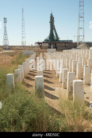 Il razzo Soyuz è visto sul suo lancio ore prima del suo lancio programmato per la Stazione Spaziale Internazionale, Mercoledì, Settembre 25, 2013, presso il cosmodromo di Baikonur in Kazakistan. Lancio del razzo Soyuz è prevista per settembre 26 e invierà Expedition 37 Soyuz Commander Oleg Kotov, NASA tecnico di volo Michael Hopkins e Russo tecnico di volo Sergei Ryazansky su cinque e mezzo mesi di missione a bordo della Stazione Spaziale Internazionale. Photo credit: (NASA/Carla Cioffi) Soyuz TMA-10M navetta spaziale in Cosmodromo di Baikonur launch pad (9) Foto Stock