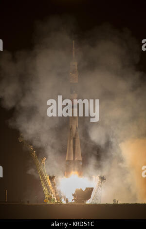 Il Soyuz TMA-10M lanci di razzi dal cosmodromo di Baikonur in Kazakistan il Giovedì, Settembre 26, 2013 portando Expedition 37 Soyuz Commander Oleg Kotov, NASA tecnico di volo Michael Hopkins e Russo tecnico di volo Sergei Ryazansky alla Stazione spaziale internazionale. Il loro razzo Soyuz lanciato a 2:58 del mattino ora locale. Photo credit: (NASA/Carla Cioffi) Soyuz TMA-10M lanci di razzi da Baikonur (1) Foto Stock