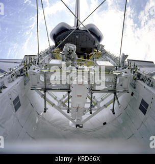 Il montaggio delle strutture nel payload Bay - GPN-2000-001098 Foto Stock