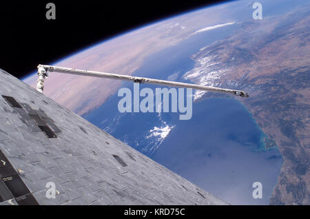 STS-114 scoperta la parte inferiore galleggia sopra la terra in questa prima del suo genere visualizzare Foto Stock