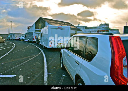 Caravan in coda a bordo mattina presto cross-channel dal traghetto a Roscoff Plymouth a bordo di Brittany Ferries' 'Pont Aven' Foto Stock