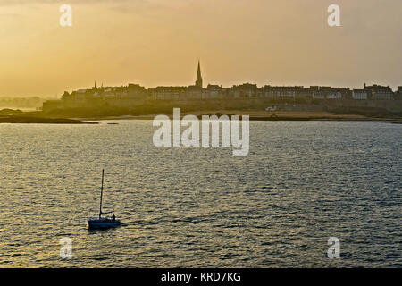 La mattina presto come un marinaio solitario capi in mare da St Malo in Francia Foto Stock