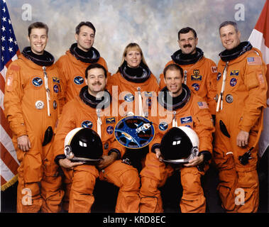 STS-90 ritratto dell'equipaggio. Anteriore (L-R) D. Scott Altman, pilota; RICHARD A. SEARFOSS, comandante; in PIEDI (L-R): JAMES A. PAWELECZYK; Richard M. LINNEHAN, KATHRYN P. NOLEGGIO; DAFYDD, R. WILLIAMS; JAY C. BUCKEY. STS-90 equipaggio Foto Stock