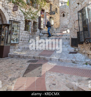 Storica pietra ciottoli street nel borgo medievale di Eze, Costa Azzurra, Francia Foto Stock