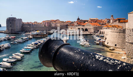 La storica città portuale di Dubrovnik a sud della Croazia Foto Stock