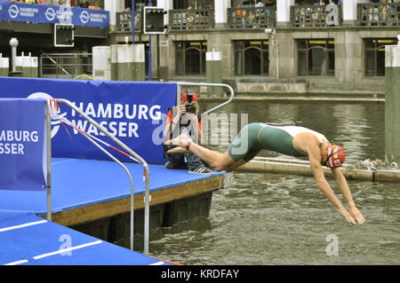 Molleggianti in die Alster, triathlon, Amburgo, Deutschland Foto Stock
