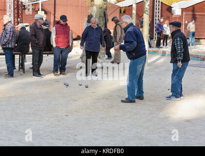 Un gruppo di uomini a giocare a bocce o a bocce, un tipico francese per il gioco della palla, a Cannes Riviera francese, nel sud della Francia Foto Stock