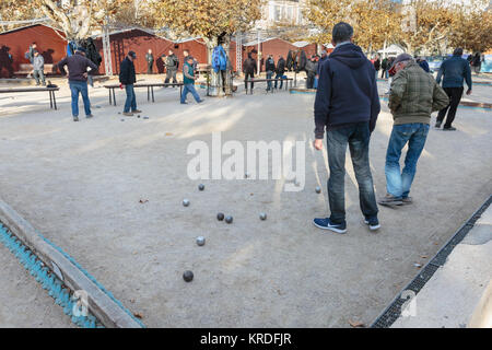 Un gruppo di uomini a giocare a bocce o a bocce, un tipico francese per il gioco della palla, a Cannes Riviera francese, nel sud della Francia Foto Stock