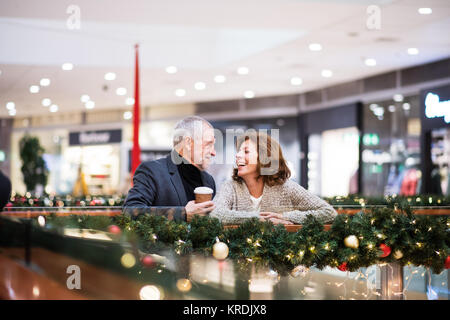 Coppia senior facendo shopping di Natale. Foto Stock