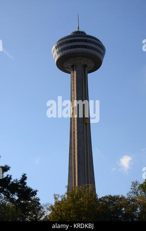 Skylon Tower con esterni di colore giallo "bug" ascensori a Niagara Falls, Ontario, Canada Foto Stock