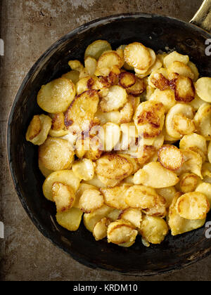 Rustico d'oro Coppa Tedesca di patate fritte bratkartofflen Foto Stock