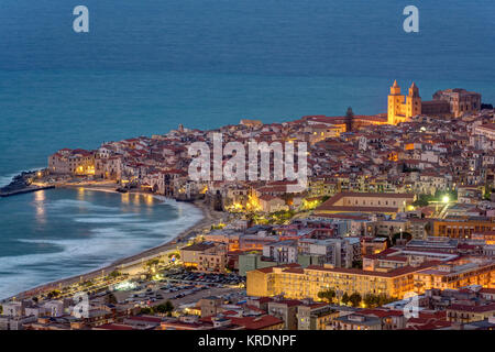 cefalù sulla costa settentrionale della sicilia al tramonto Foto Stock