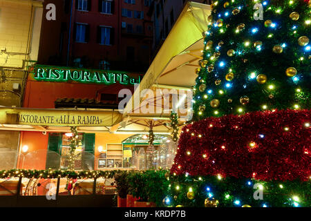 Roma luci LED Natale decorazioni ad albero, tipico ristorante italiano di lusso esterno. Italia, Europa, UE. Natale, Natale umore. Stagione invernale. Foto Stock