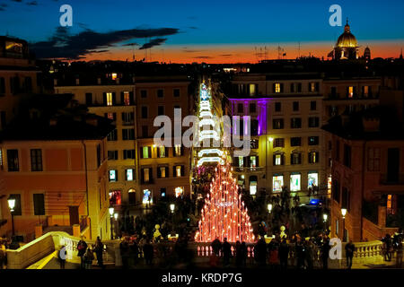 Roma vista panoramica, dalla Scalinata di piazza di Spagna. Il tempo di Natale. Le luci a led albero di Natale. Trinità dei Monti, Piazza di Spagna e Via Condotti. Cielo di tramonto. L'Italia. Foto Stock