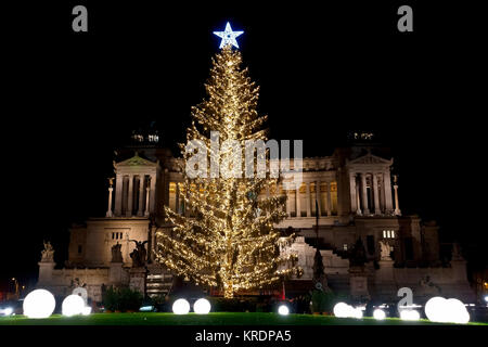 Roma luci a LED Natale albero tradizionale allestito in Piazza Venezia. Soprannominate Spelacchio come si asciuga precocemente. Italia, Europa, UE. Foto Stock